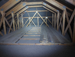 Zateplení stropu novostavby rodinného domu pomocí foukané izolace